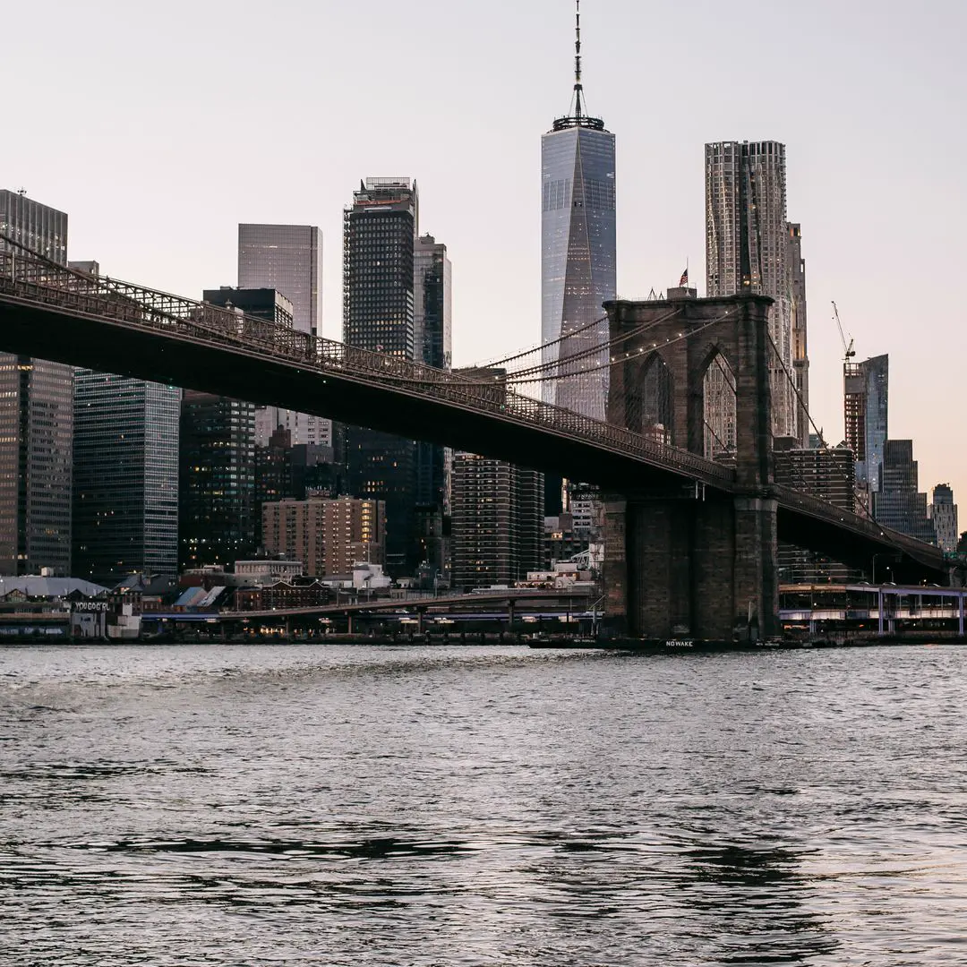 Brooklyn Bridge and the Manhattan skyline in New York
